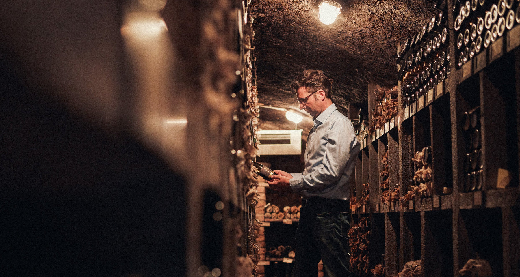 Martin in Weinschatzkammer am Wein suchen