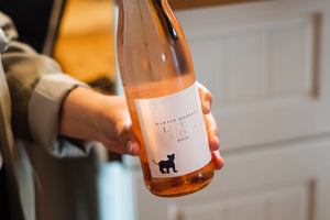 Flasche Rosé Little Lion in der Hand