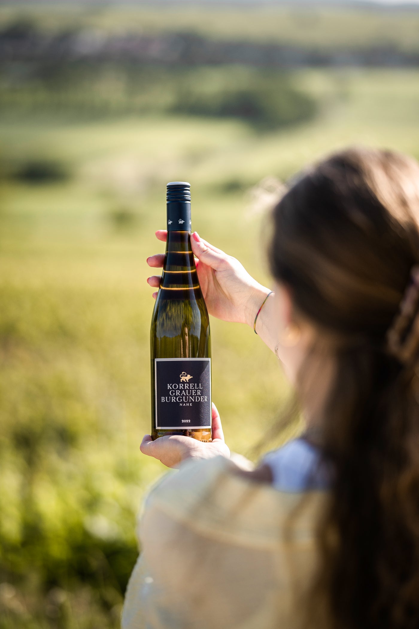 Flasche Grauer Burgunder in der Hand