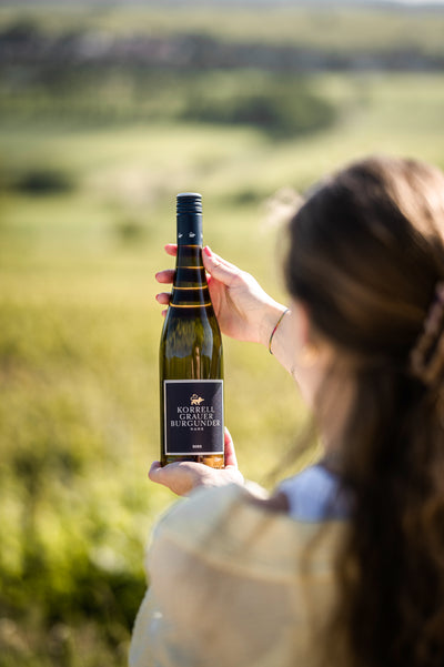 Flasche Grauer Burgunder in der Hand